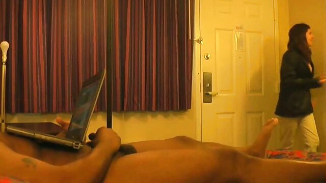 Parim porno :  Brünett ajab oma seksikalt pikki jalgu laiali Seksikas videod 